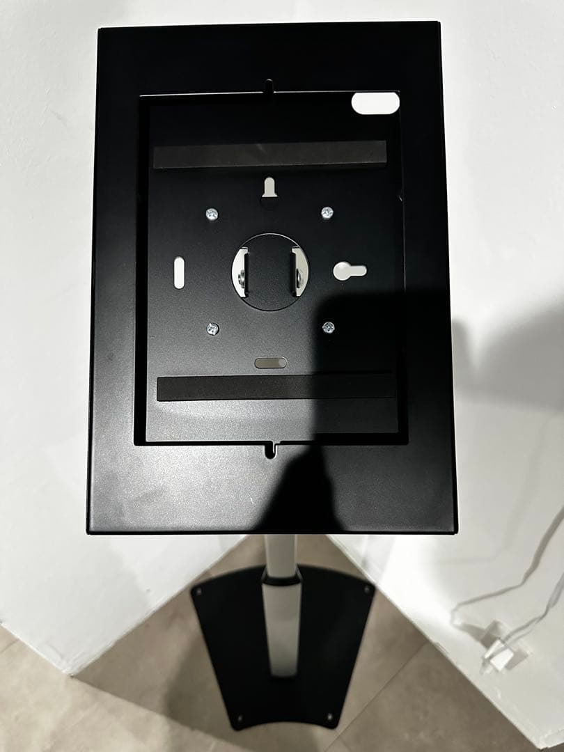 サンワタブレットスタンド CR-LASTIP32（鍵付き・高さ調整機能付き）
