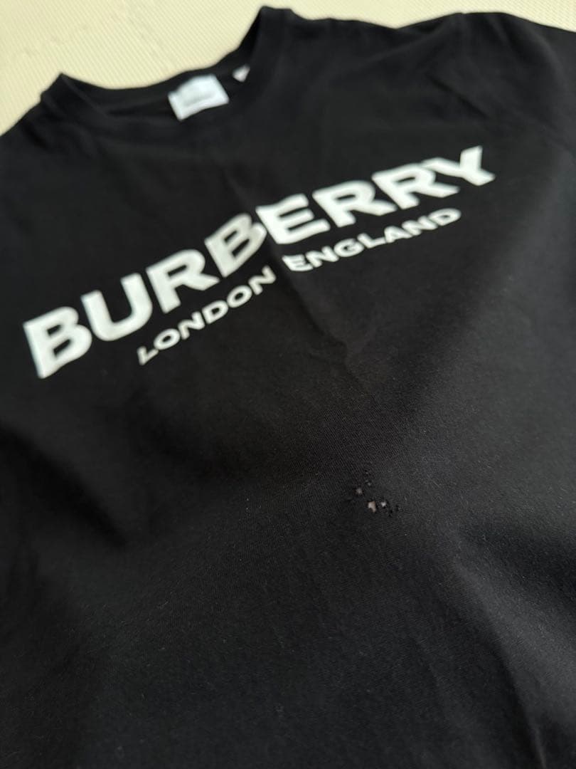 Burberry Tシャツ（小さい穴あり）