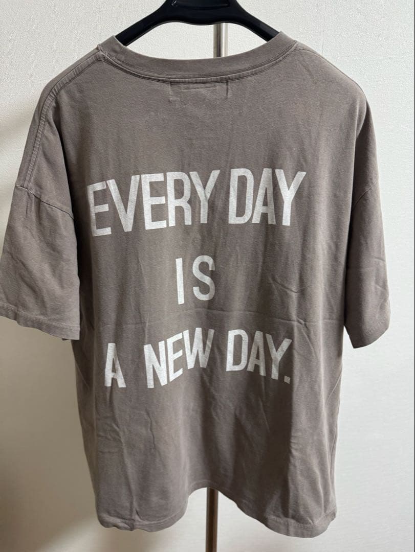 トップス REMI RELIEF A NEW DAY T-SH