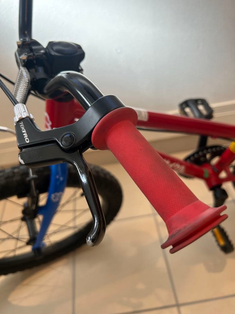 ヨツバサイクル　20インチ　赤×青