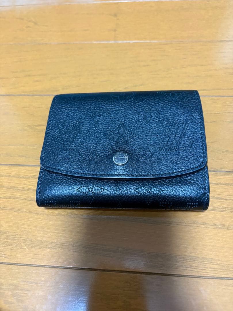 LOUIS VUITTON モノグラム マヒナ ポルト フォイユイリスコンパクト