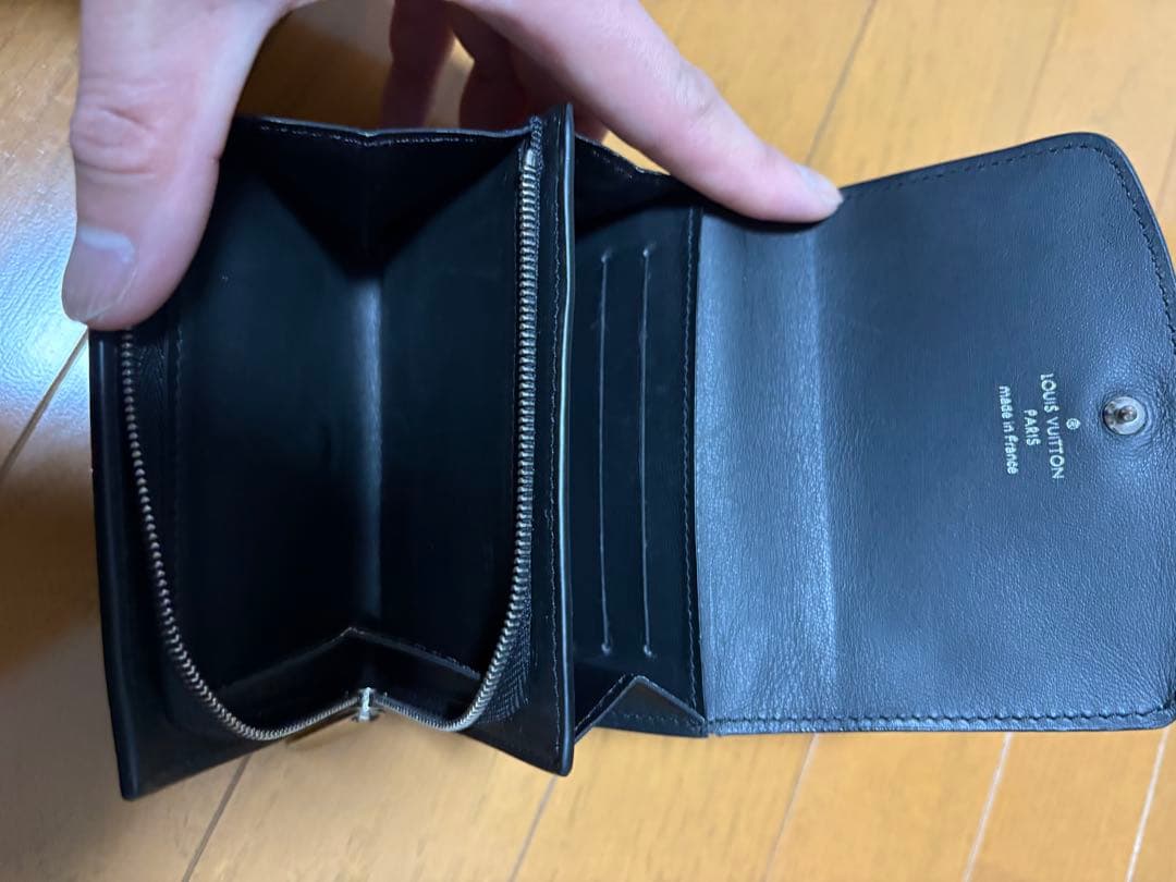 LOUIS VUITTON モノグラム マヒナ ポルト フォイユイリスコンパクト