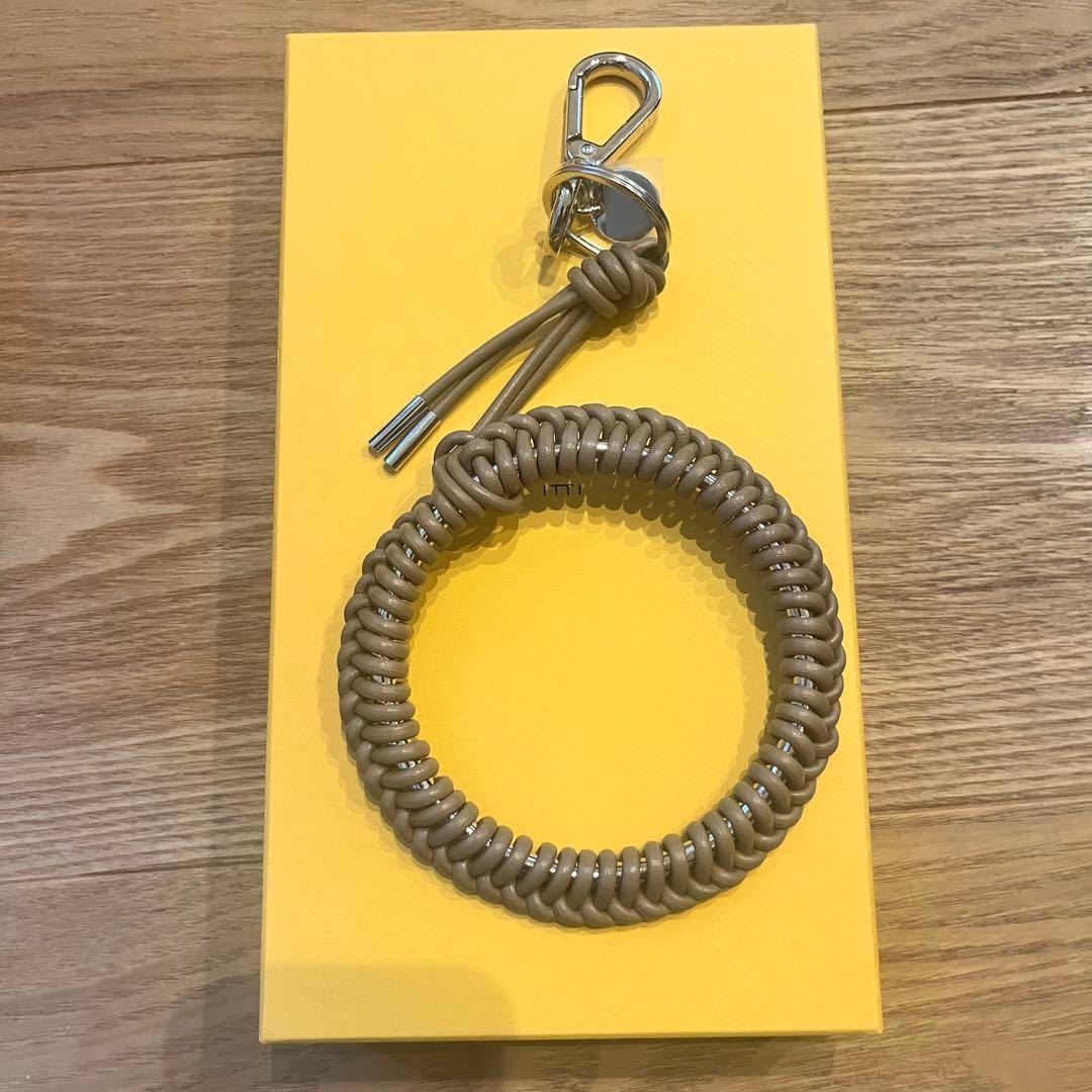 itti イッチ　CRISTY KNOT WRIST CIRCLE CHARM