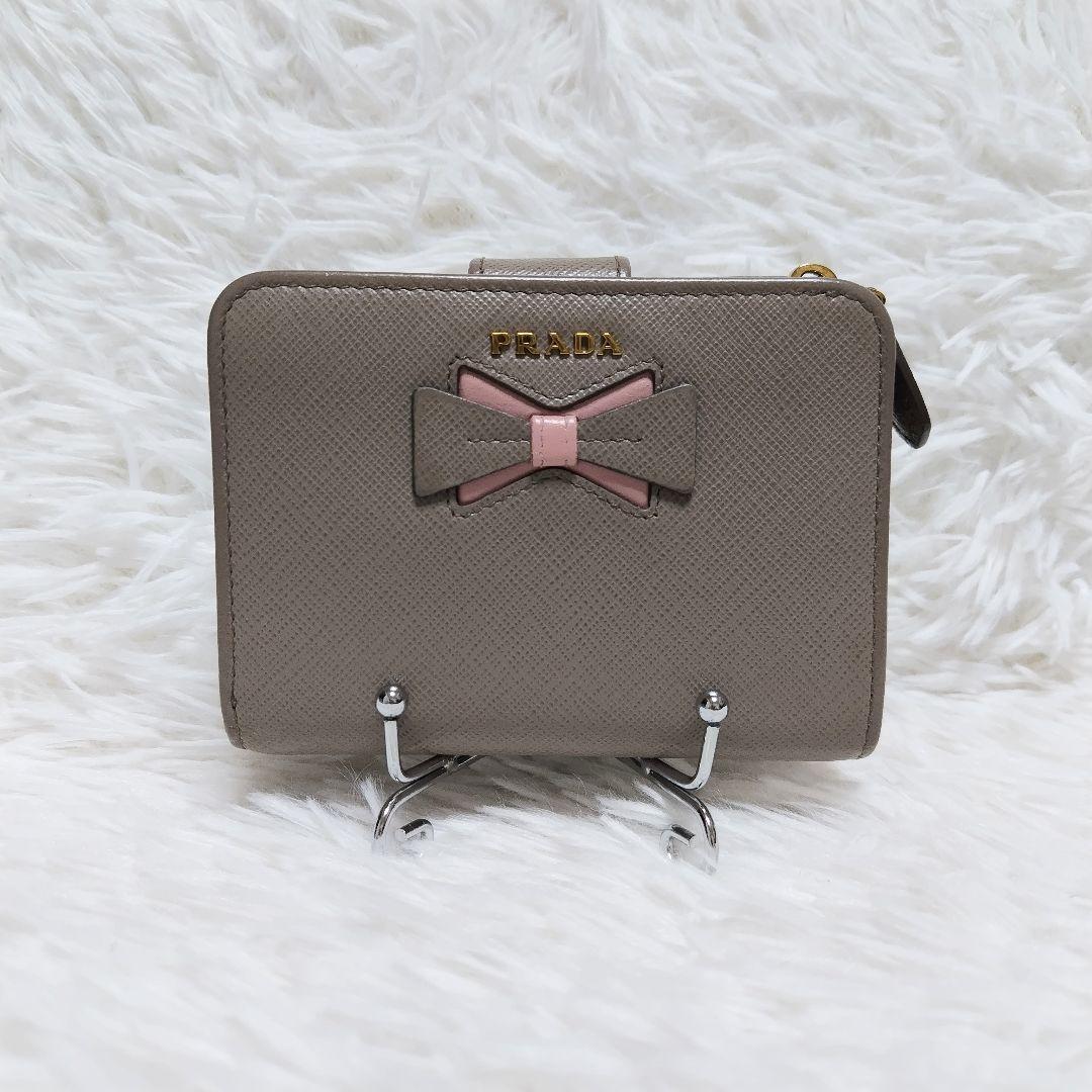 レア美品✨プラダ◇RFIDミディアムコンパクト二つ折り財布　りぼんグレーピンク