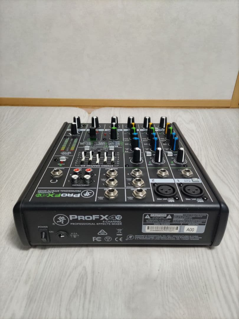 Mackie ProFX4 v2 4チャンネル　ミキサー