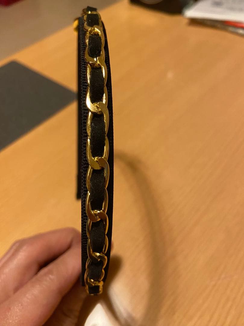 シャネル黒の編み込みデザインヘアバンド