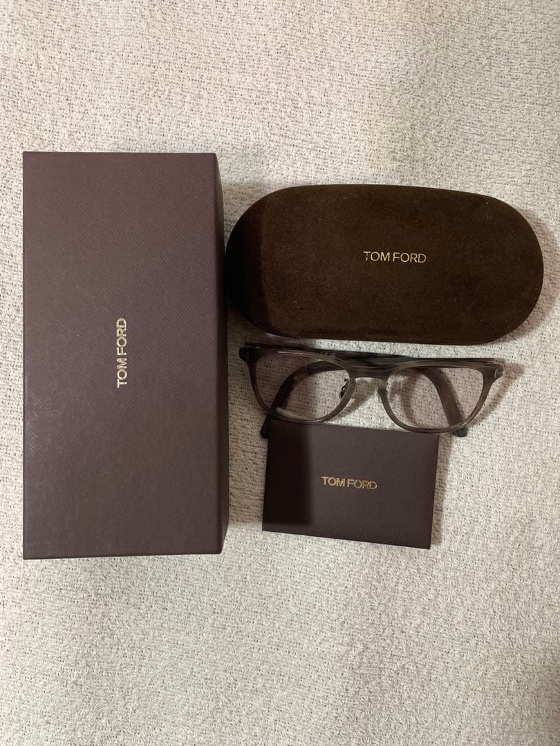 TOM FORD グレー オーバルサングラス ケース付き