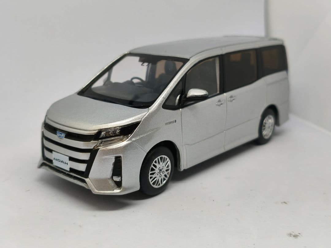 トヨタ ノア ミニカー シルバー 1/30　カラーサンプル　色見本