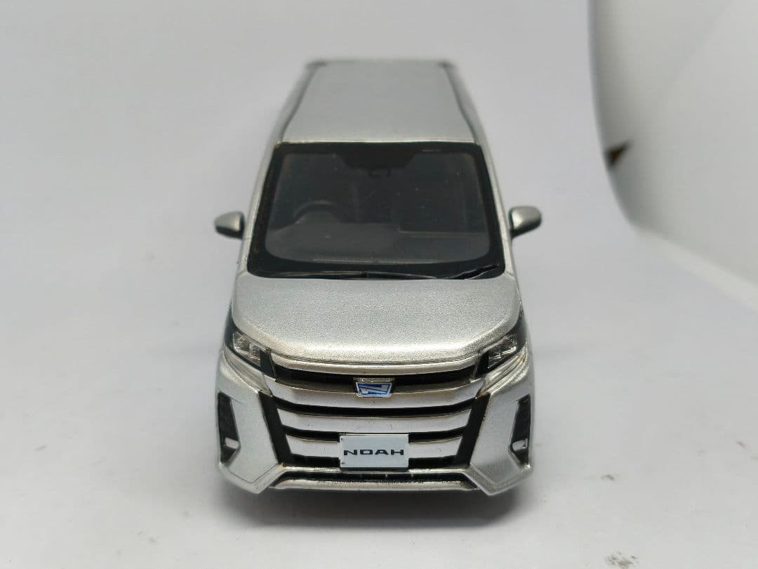 トヨタ ノア ミニカー シルバー 1/30　カラーサンプル　色見本