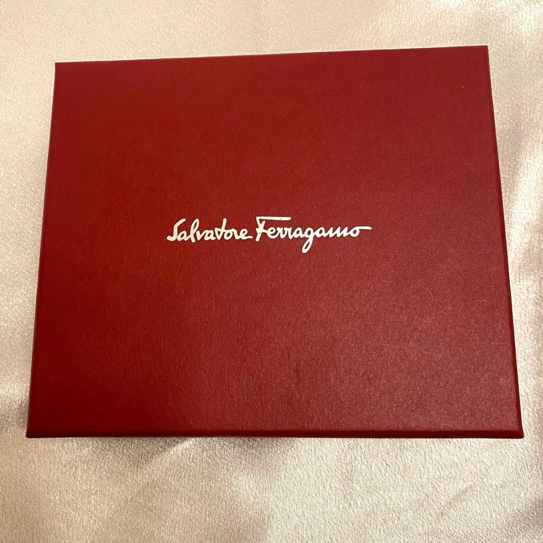 新品 Salvatore Ferragamo 二つ折り財布 ピンク ショッパー付