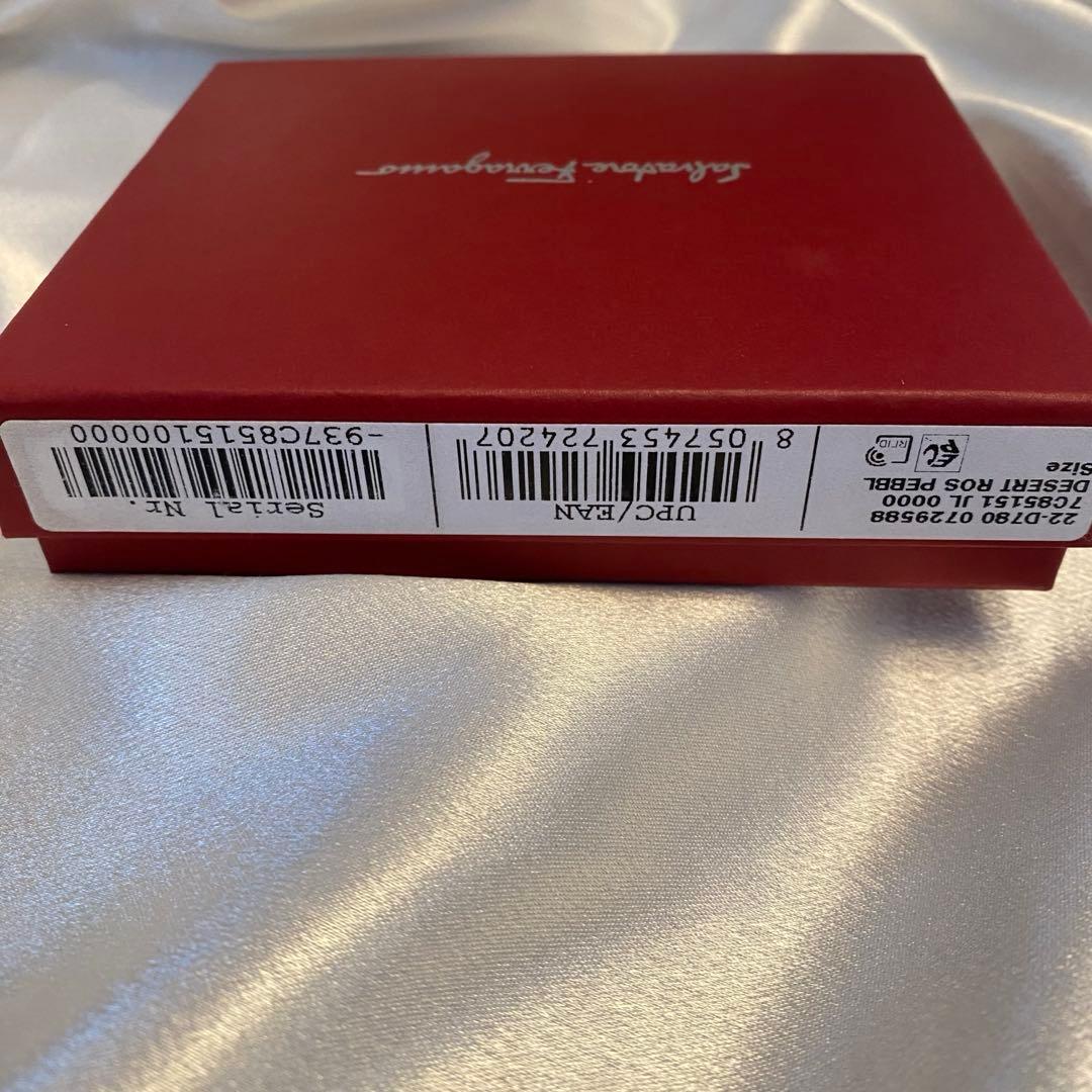 新品 Salvatore Ferragamo 二つ折り財布 ピンク ショッパー付