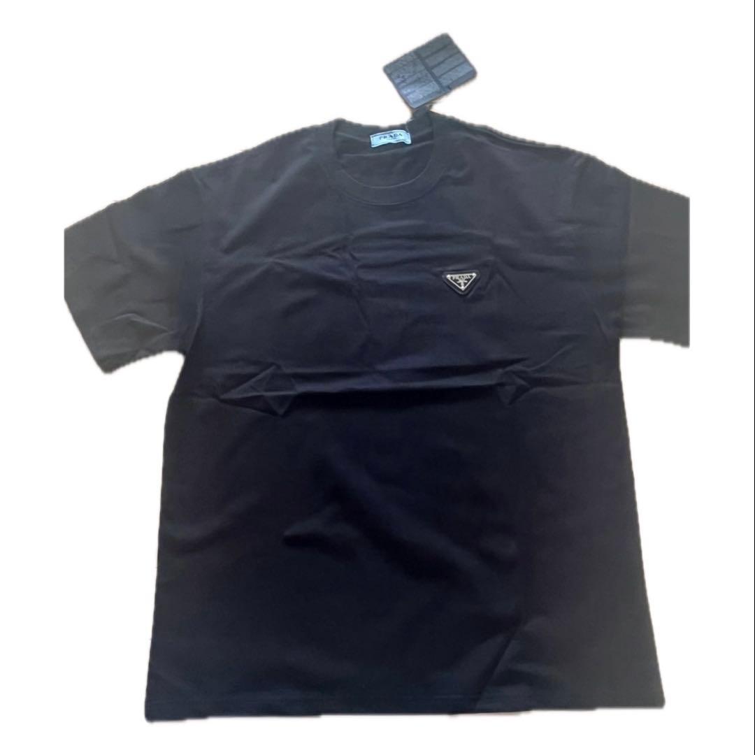 早い者勝ちPRADA ブラック プレートロゴTシャツ