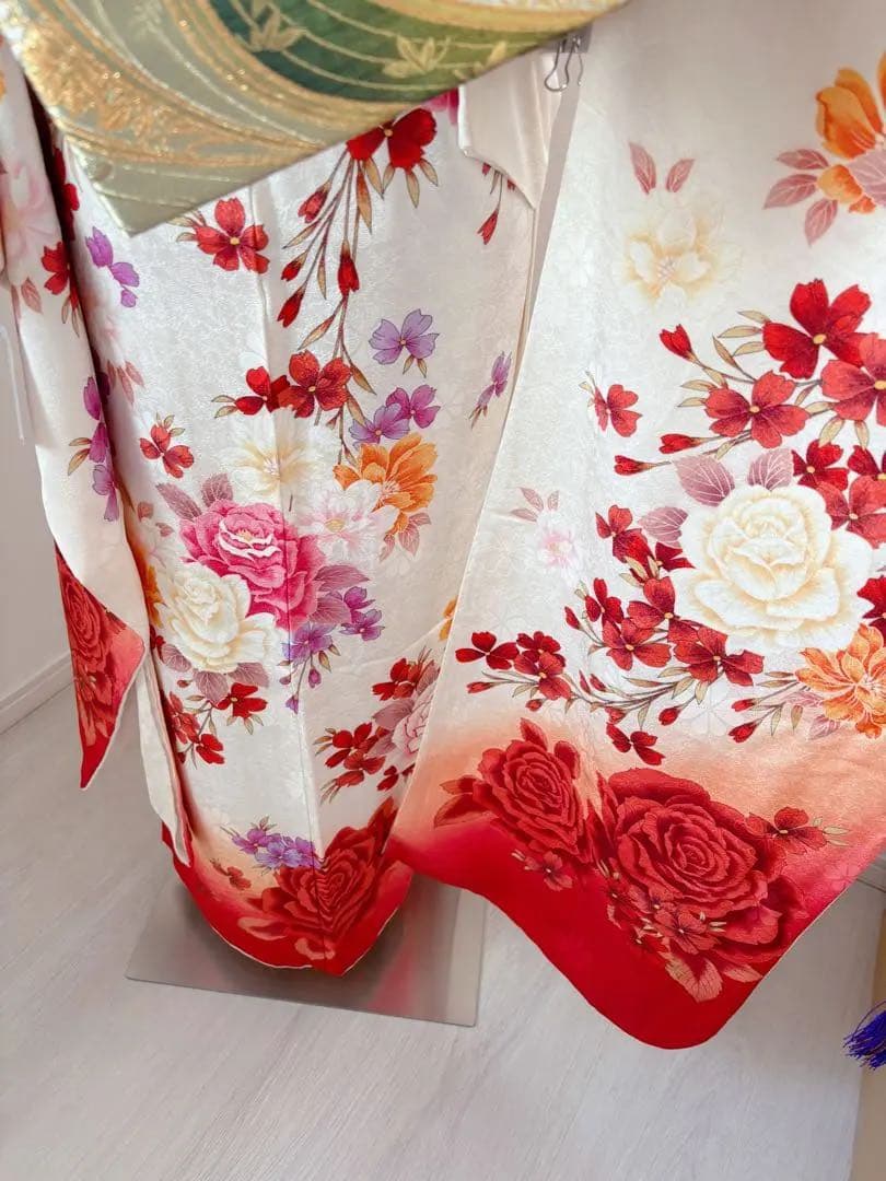 新品　豪華正絹振袖フルセット　薔薇　白地　豪華刺繍　華やかな　大輪　成人式に