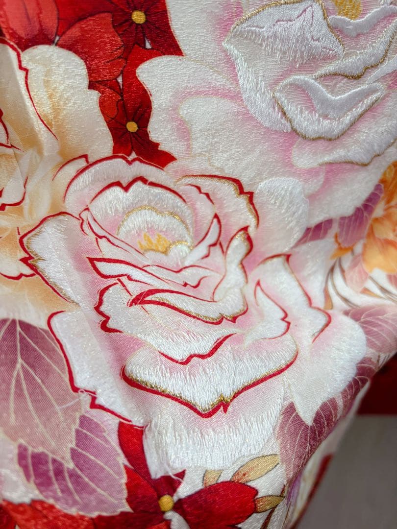 新品　豪華正絹振袖フルセット　薔薇　白地　豪華刺繍　華やかな　大輪　成人式に