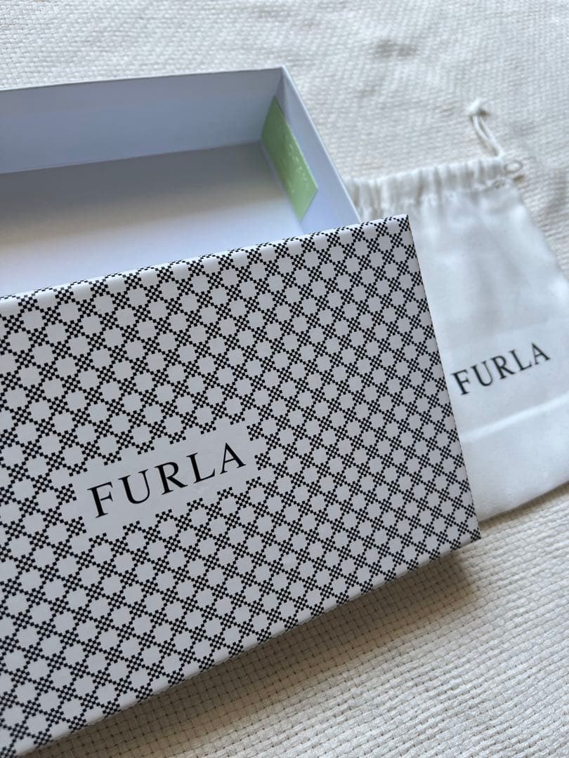 【美品】FURLA フルラ　パスポートケース 小銭入れ