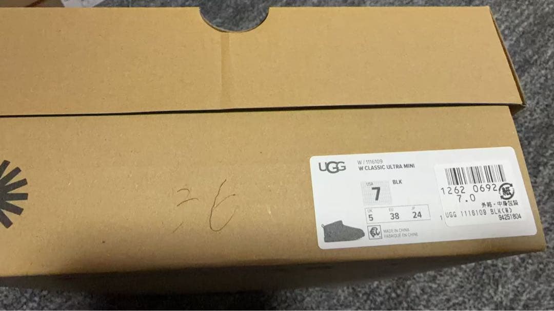 36.UGG1116109クラシック ウルトラ ミニ ブーツ （ブラック）