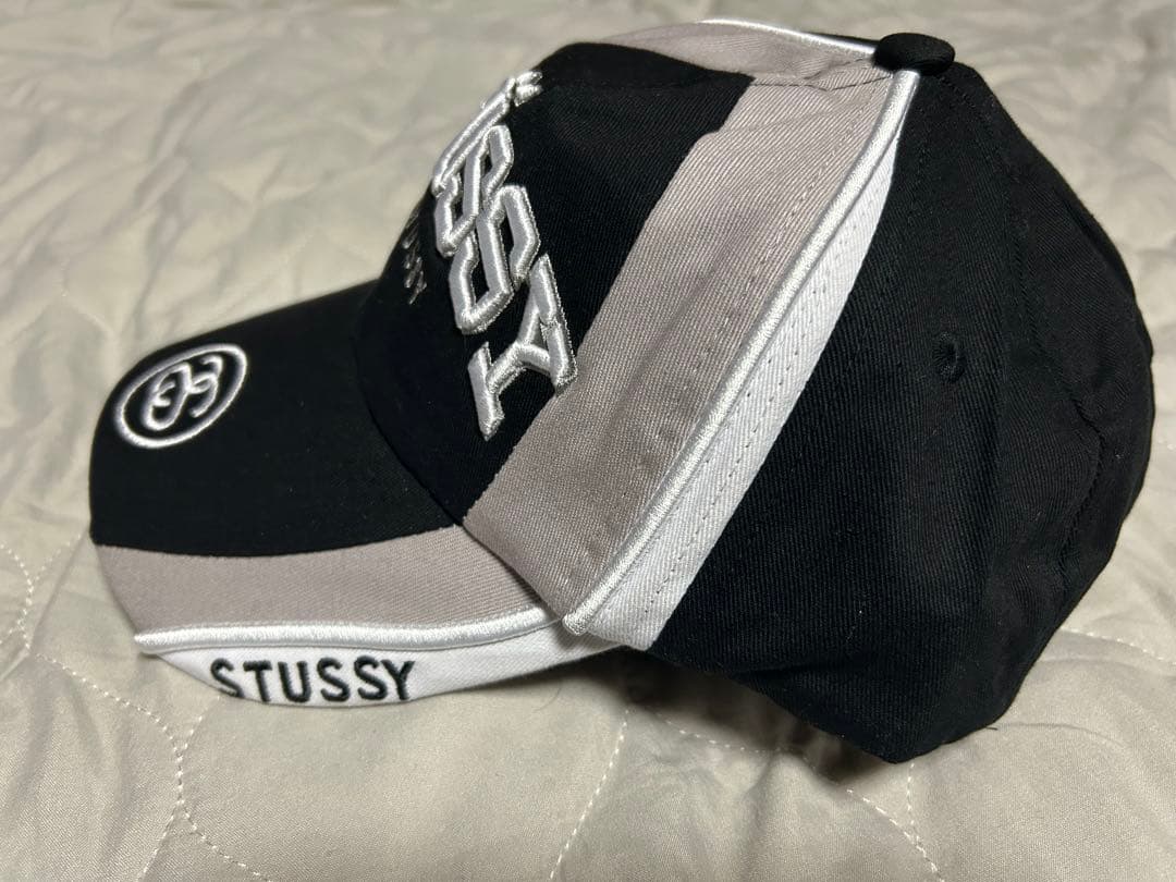 STÜSSY 刺繍ロゴ キャップ 黒/グレー