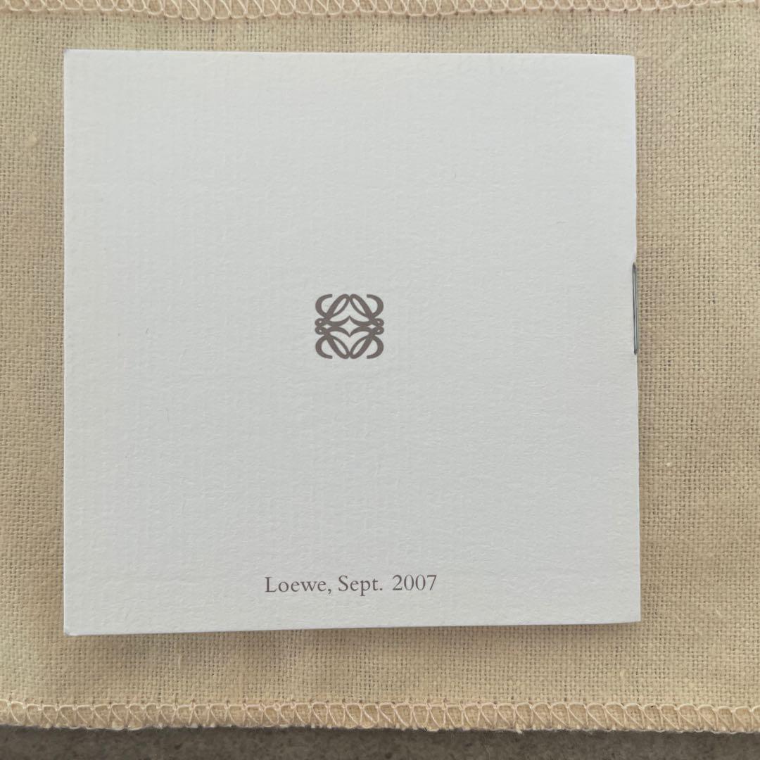 最終SALE【美品】LOEWE黒 レザー 二つ折り財布 エンボスロゴ