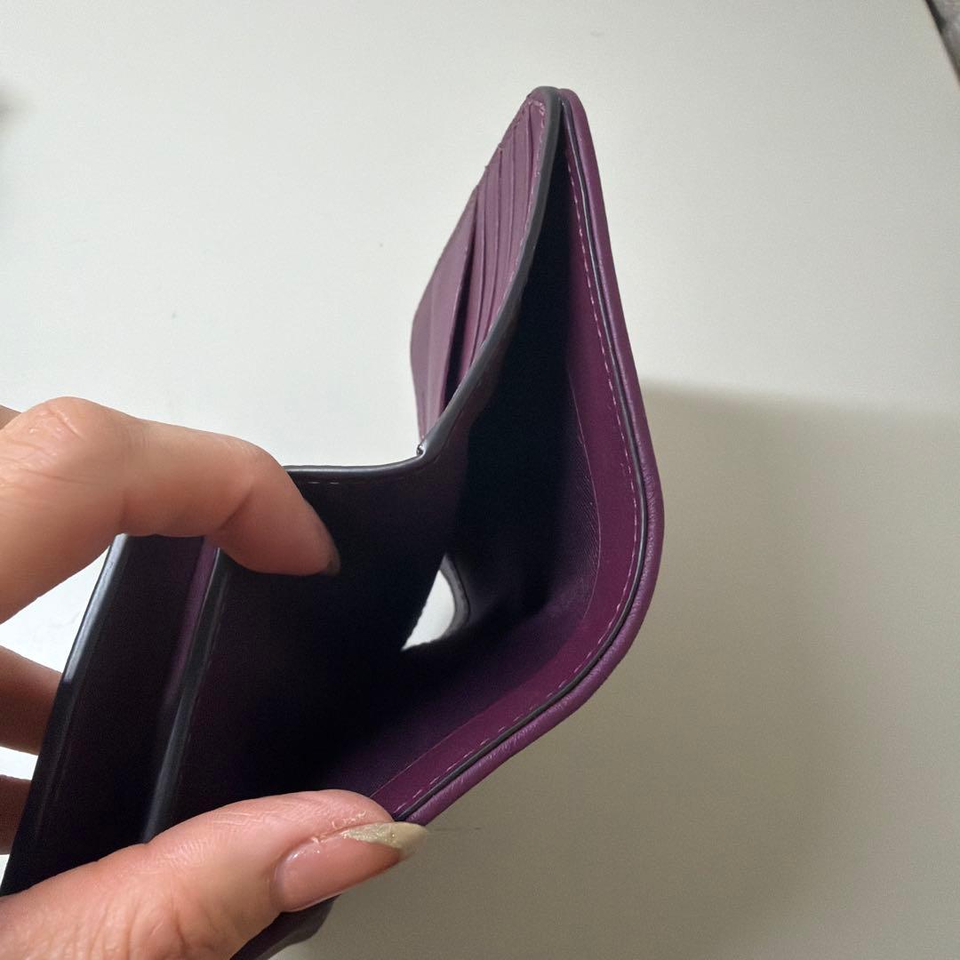 Cロゴ付きパープルレザー二つ折り財布　未使用品