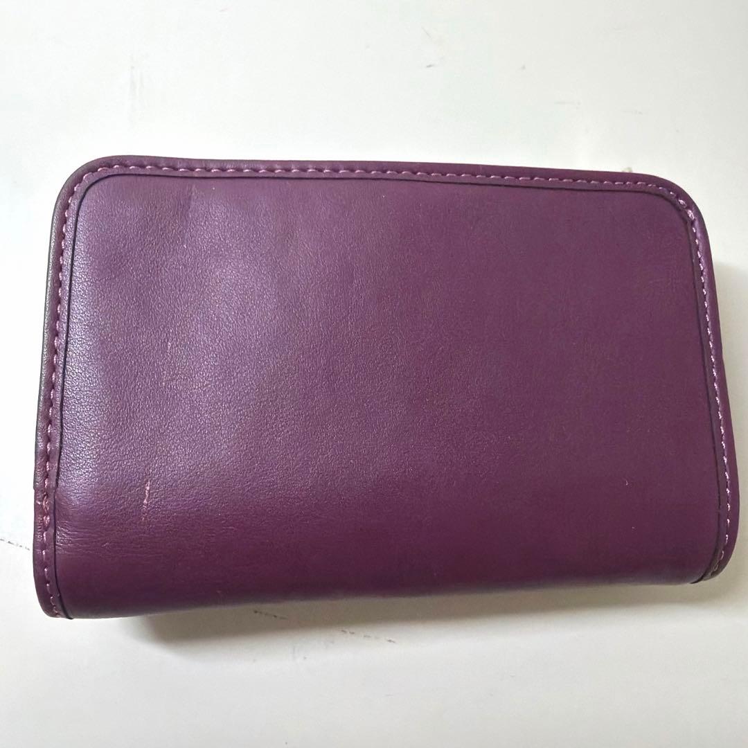 Cロゴ付きパープルレザー二つ折り財布　未使用品