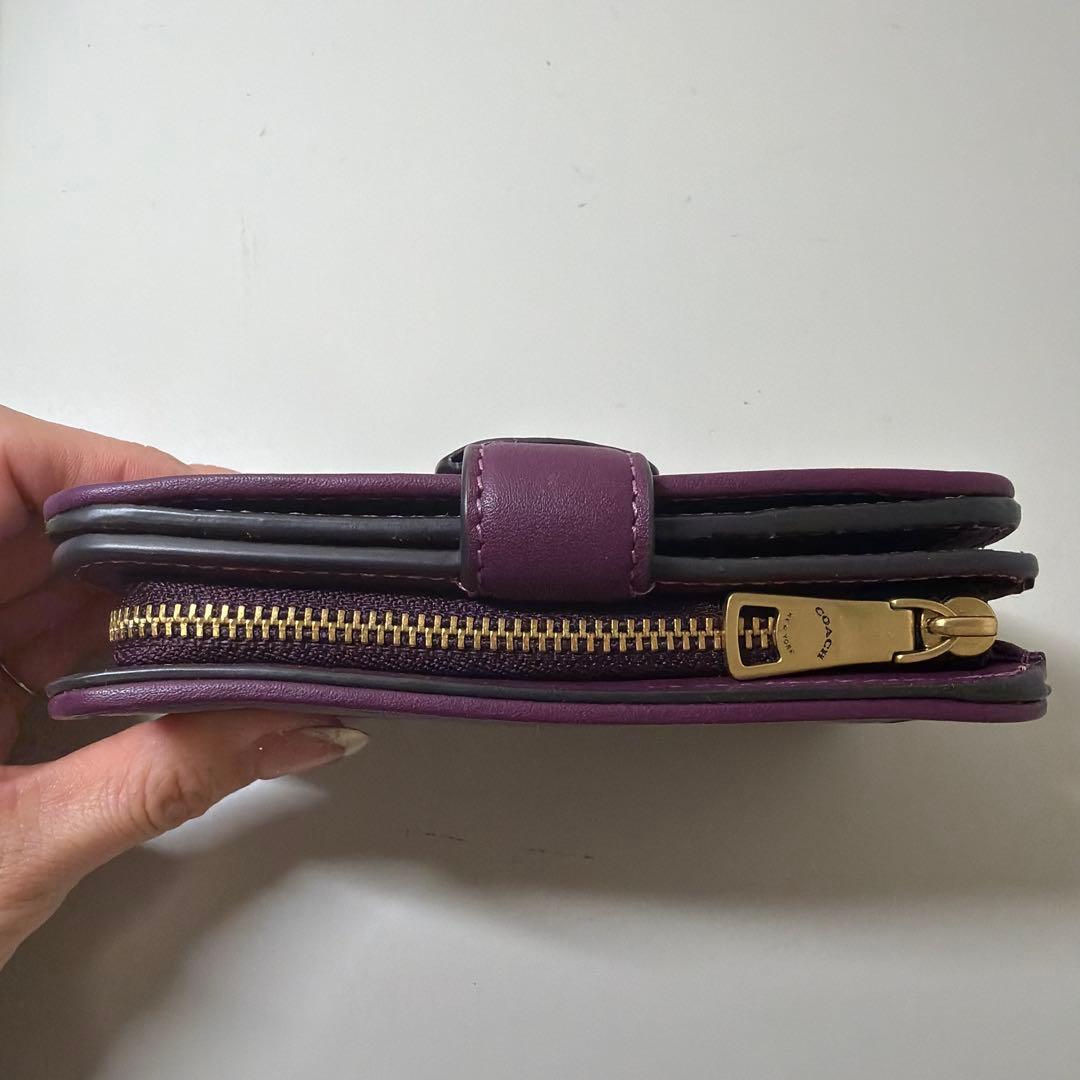 Cロゴ付きパープルレザー二つ折り財布　未使用品