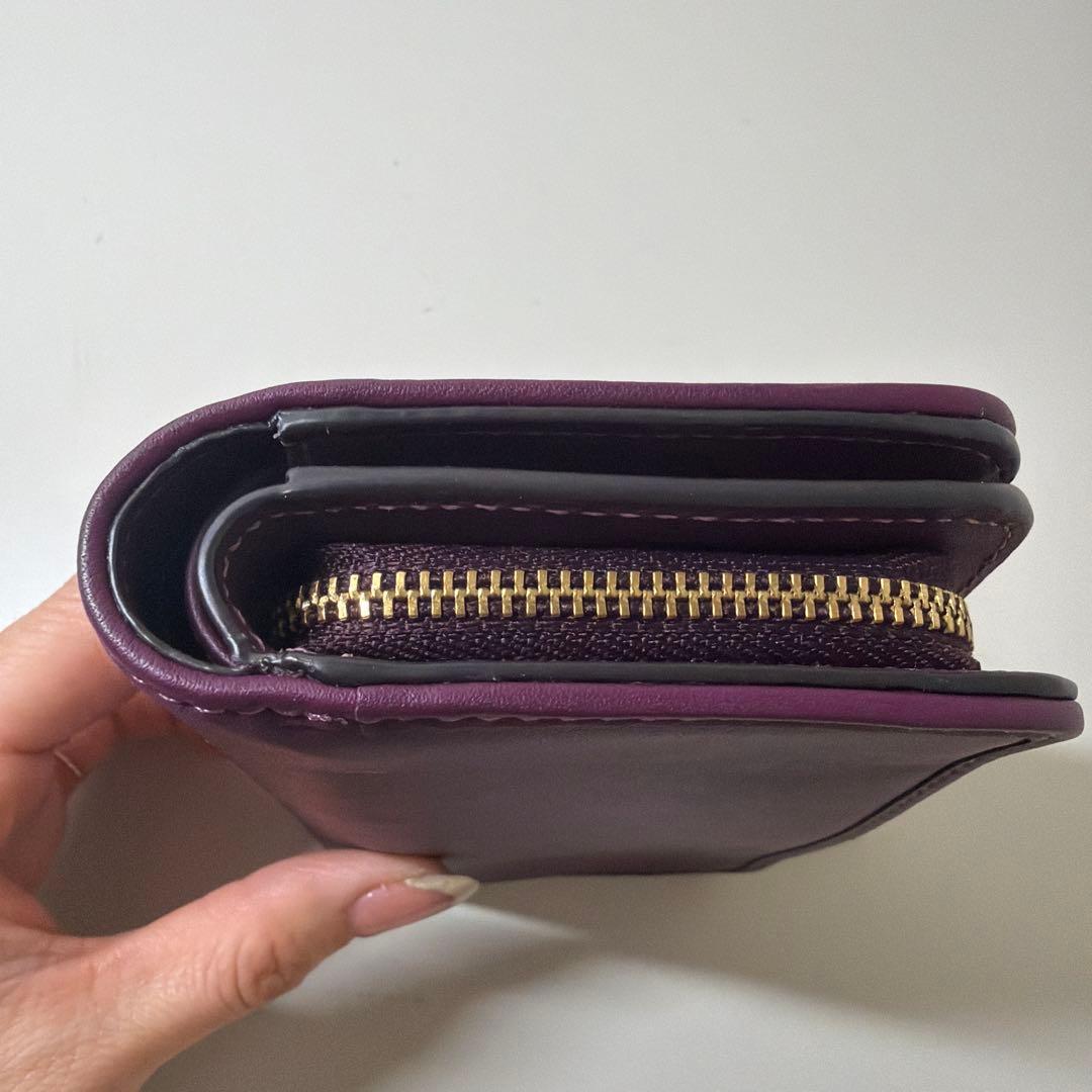Cロゴ付きパープルレザー二つ折り財布　未使用品