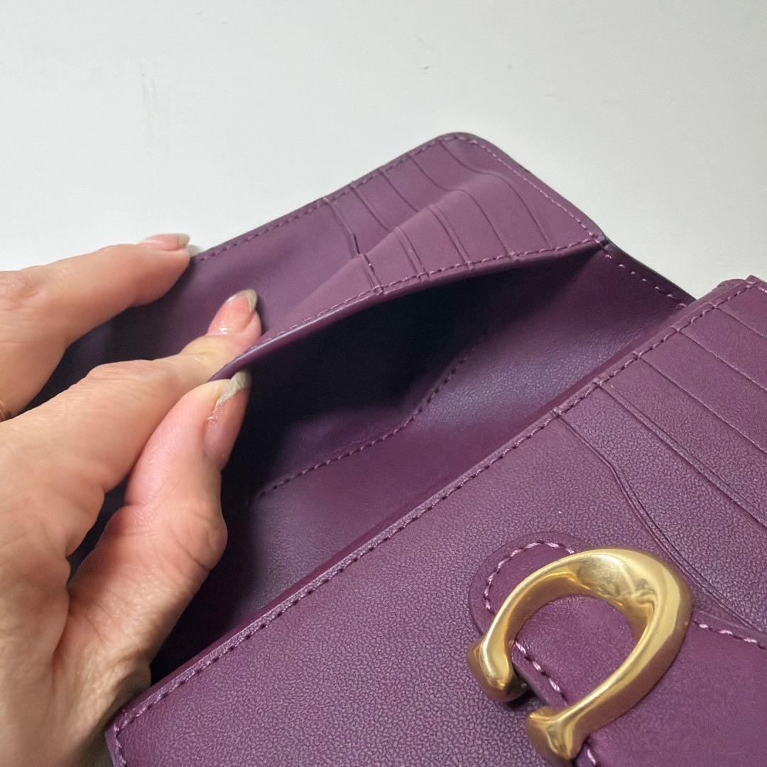 Cロゴ付きパープルレザー二つ折り財布　未使用品