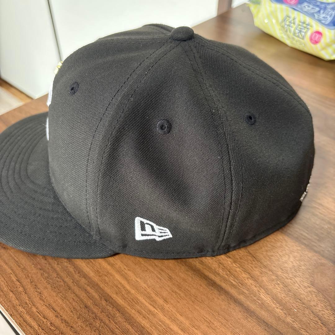 New Era 黒キャップ WORLD FAMOUS Supreme
