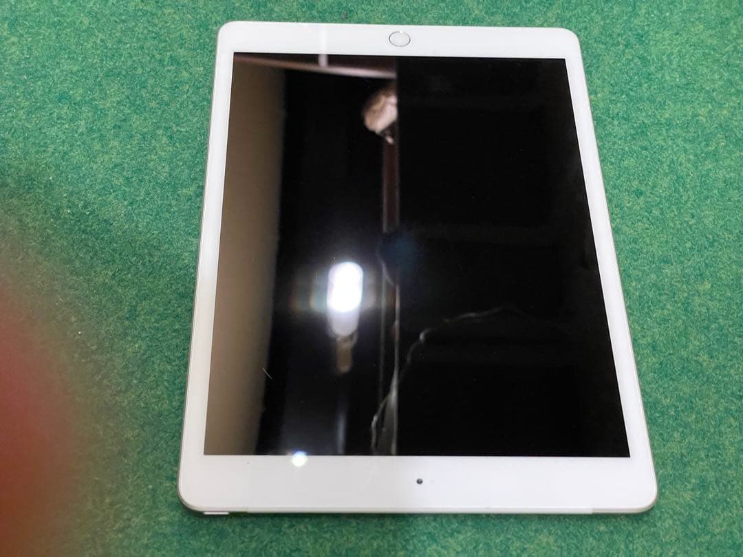 iPad (第7世代) シルバー 32GB WiFi ケース付き①