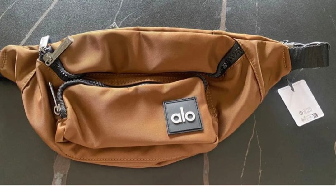 Al o Yoga ボディバッグ ブラウン