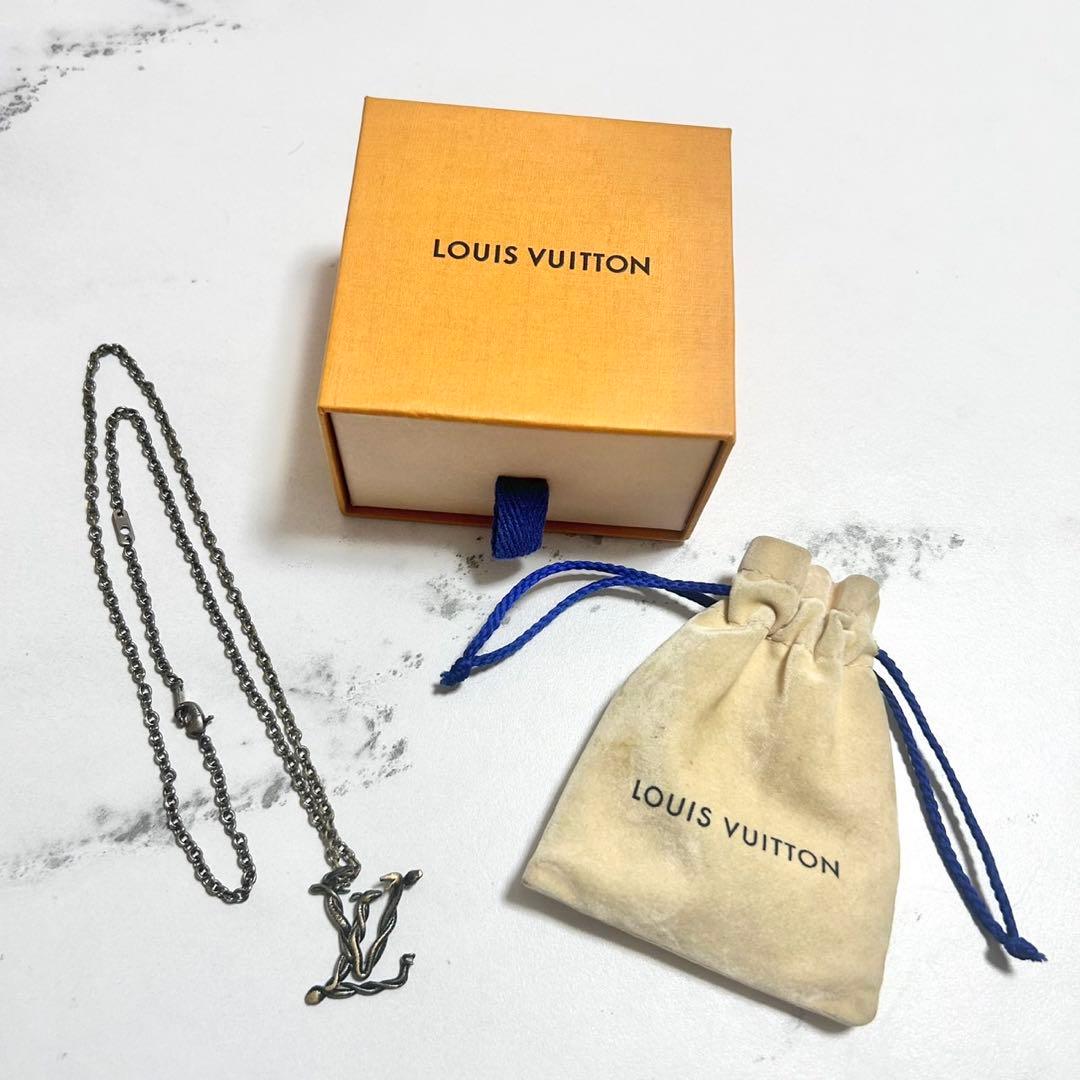 Louis Vuitton Vロゴ ネックレス