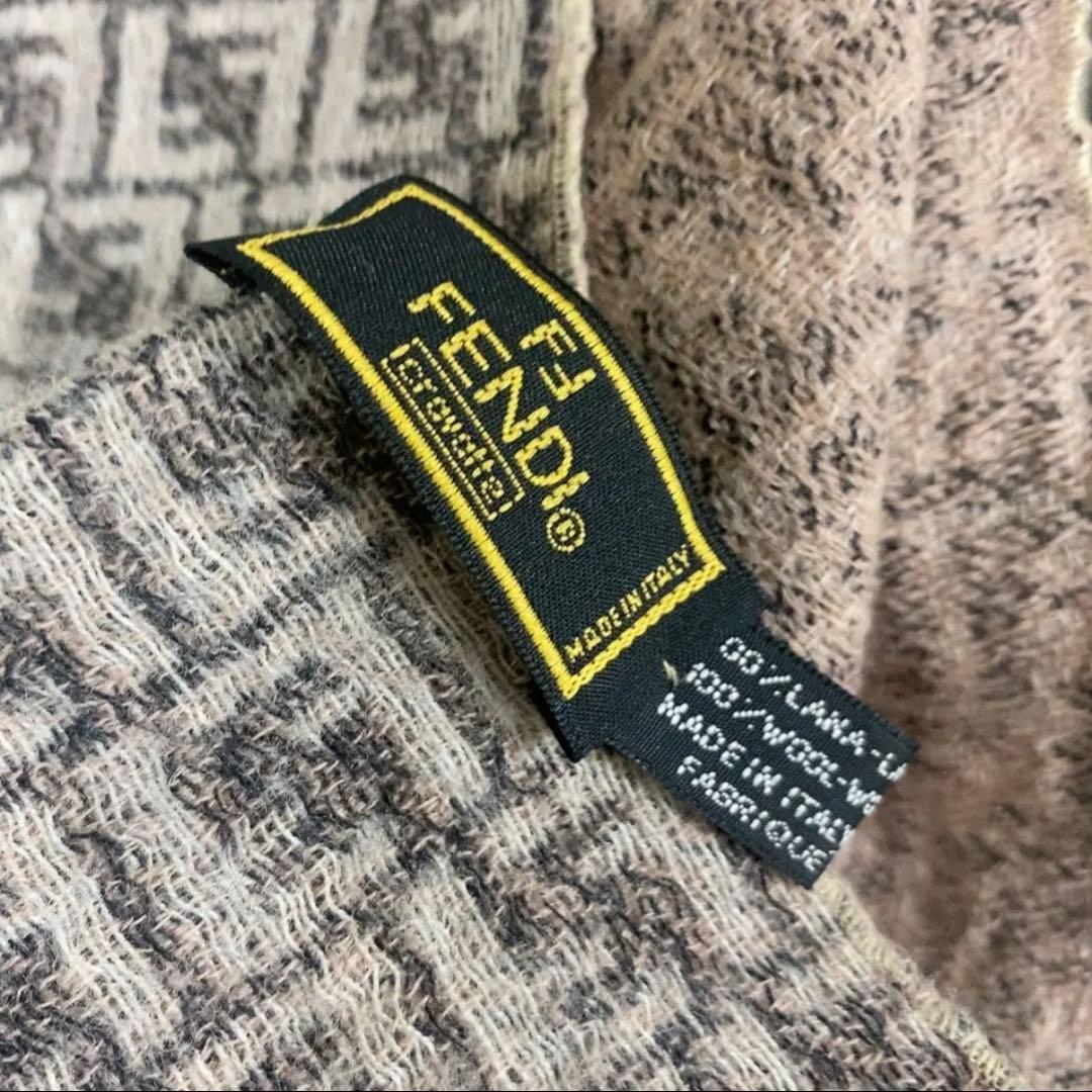 フェンディ　マフラー　グレー色　ズッカ柄　FENDI