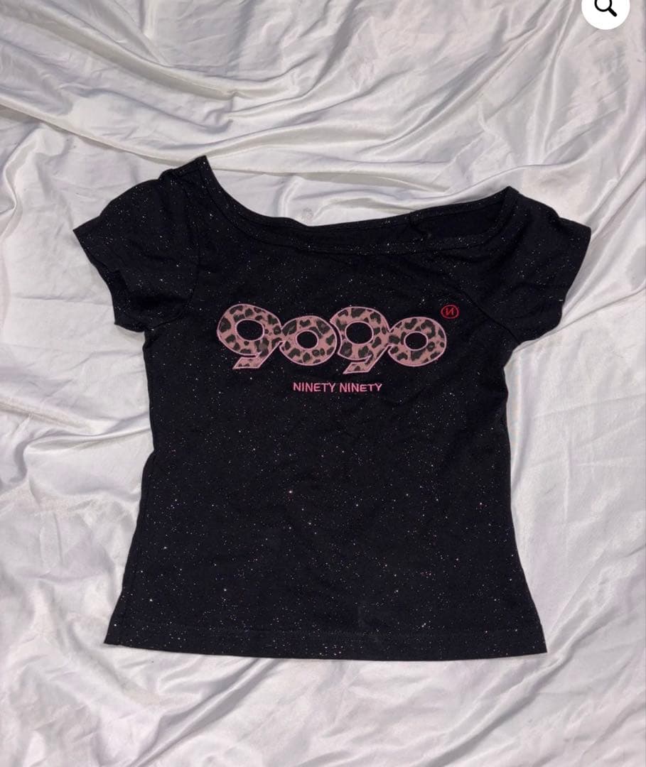 トップス 9090 OG Logo Off Shoulder Glitter Tee