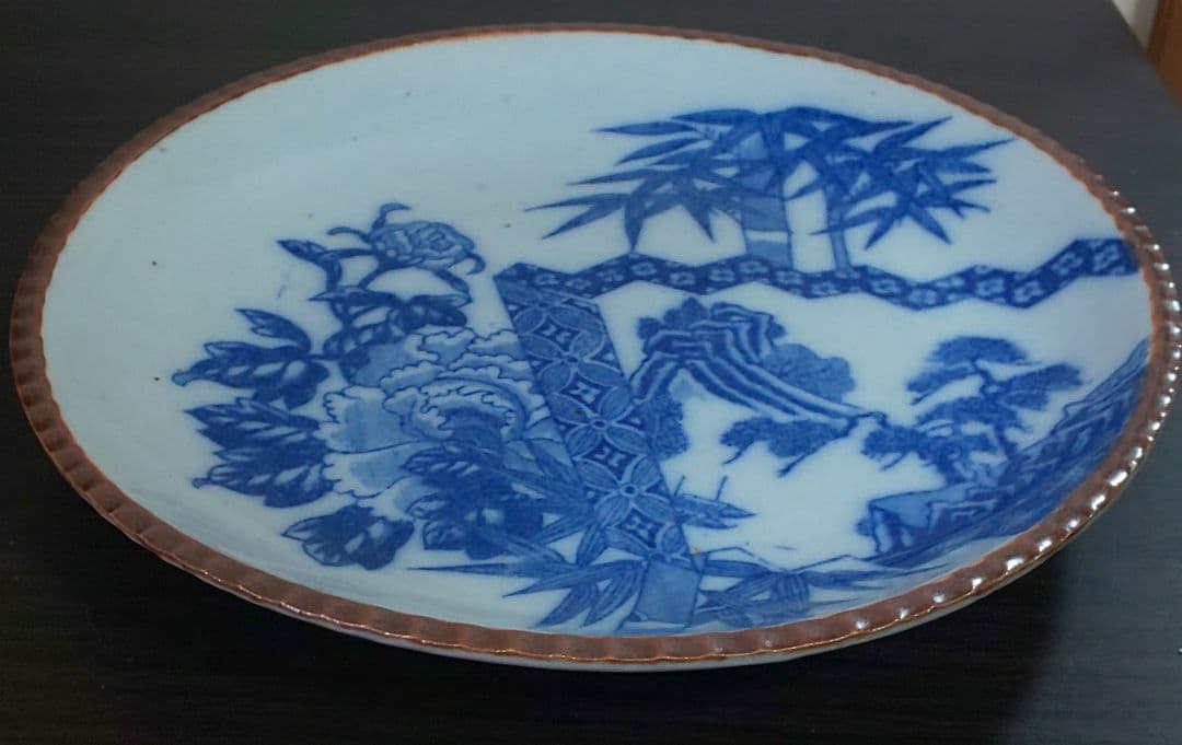 イゲ皿印判皿　青い花柄の陶磁器平皿