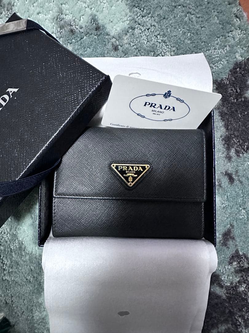 PRADA ブラック 二つ折り財布　がま口