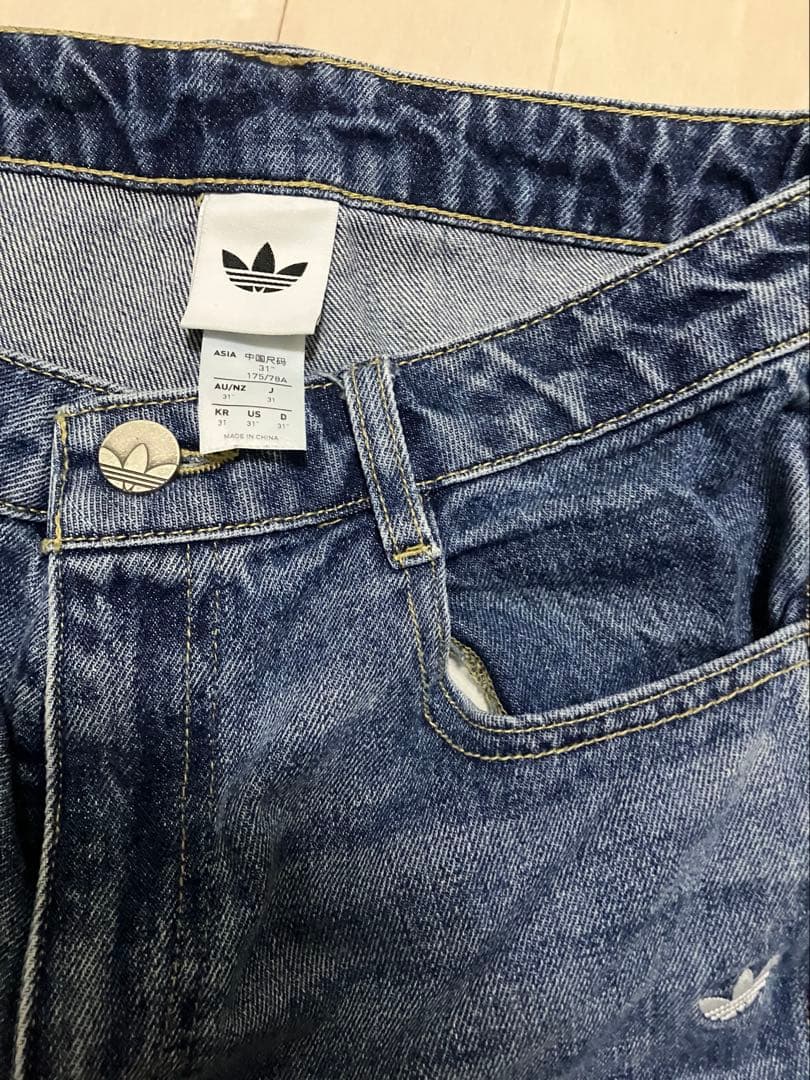 adidas ルーズデニムパンツ