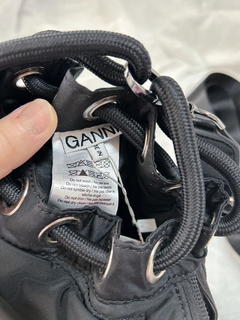GANNI ブラック ボディバッグ