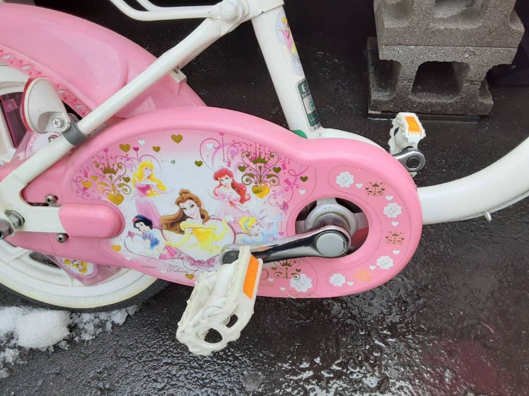 ピンクの幼児用自転車 キャラクター付き