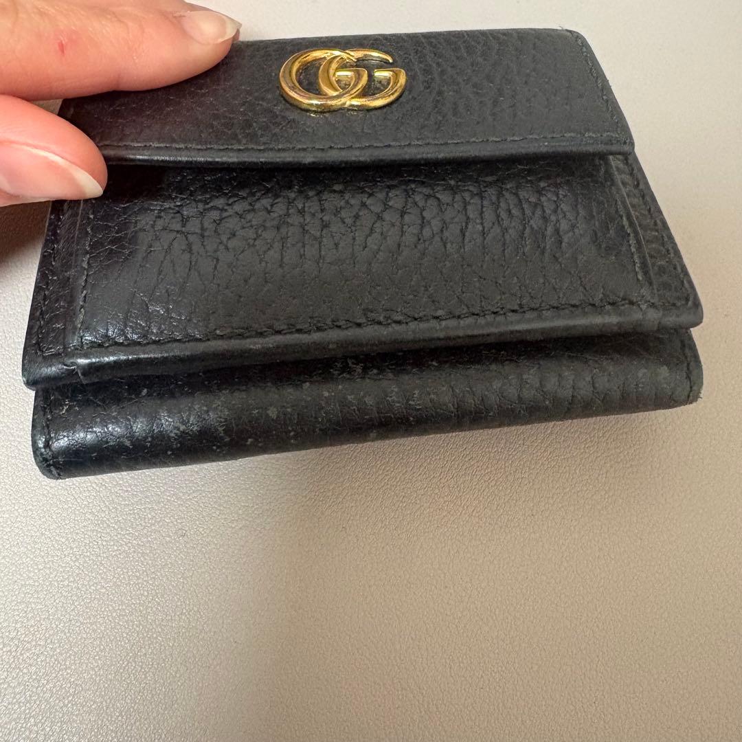 GGロゴ ブラックレザー 三つ折り財布 アーモンド