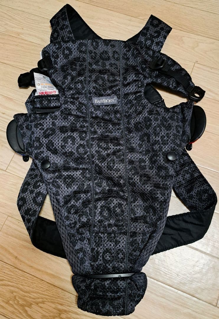 美品BABYBJÖRN ベビーキャリアMINI 抱っこ紐 ブラック　レオパード
