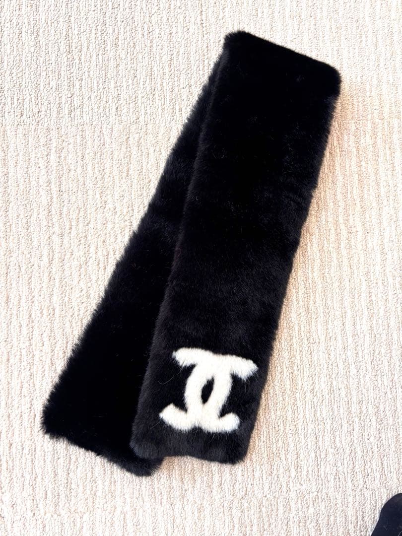CHANEL ノベルティマフラー フェイクファー ロゴ ボアマフラー