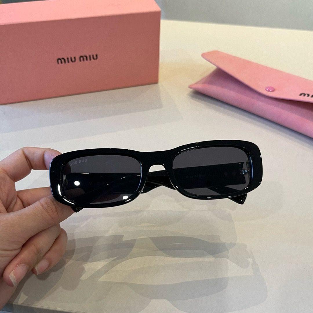 miu miu サングラス ブラック スクエアフレーム ゴールドロゴ