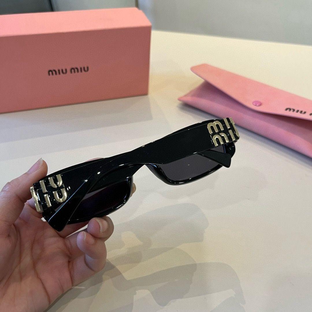 miu miu サングラス ブラック スクエアフレーム ゴールドロゴ