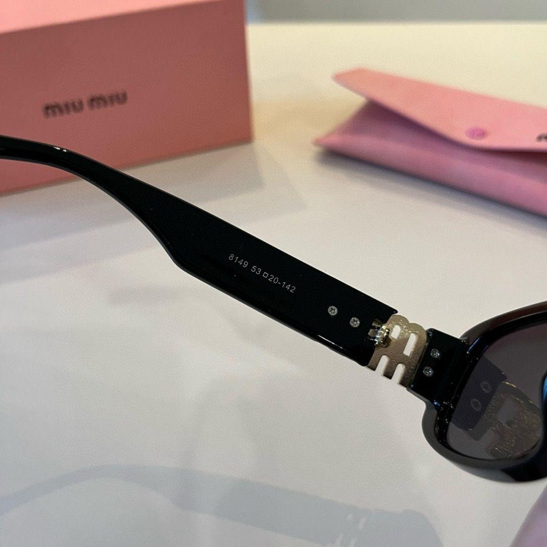 miu miu サングラス ブラック スクエアフレーム ゴールドロゴ
