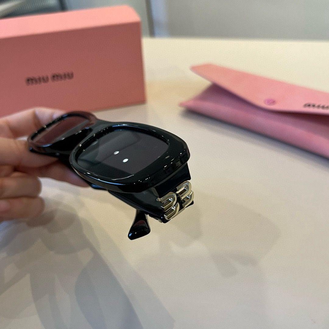 miu miu サングラス ブラック スクエアフレーム ゴールドロゴ