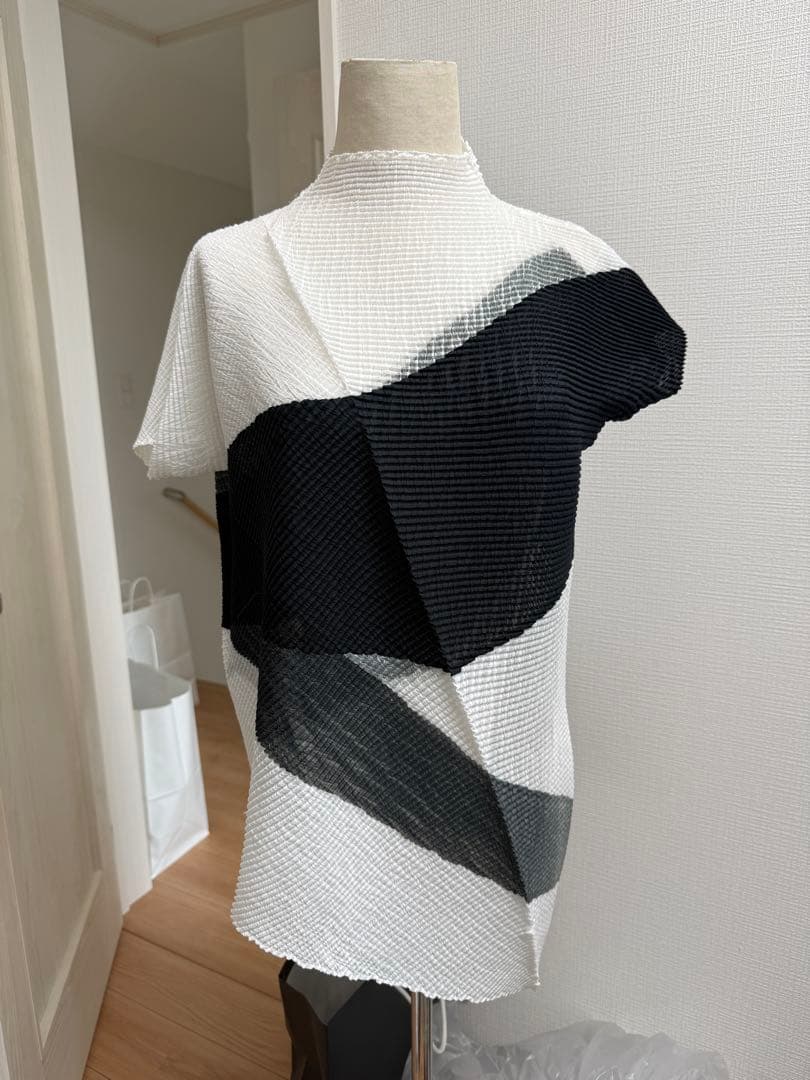 ISSEY MIYAKE プリーツトップス 2サイズ モノトーン 不規則デザイン