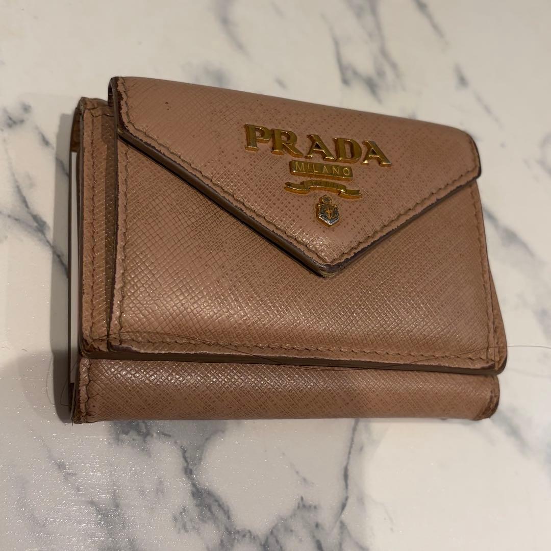 PRADA（プラダ）の三つ折り財布 サフィアーノレザー素材