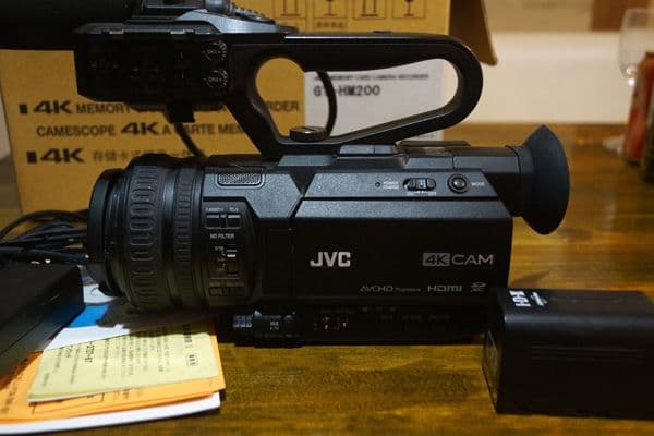 ビデオカメラ JVC GY-HM200