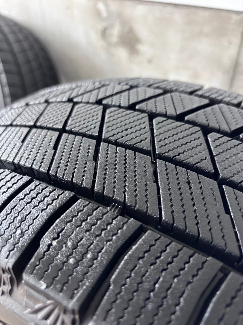 プリウス60 純正19インチ+スタッドレス.ブリヂストン VRX3