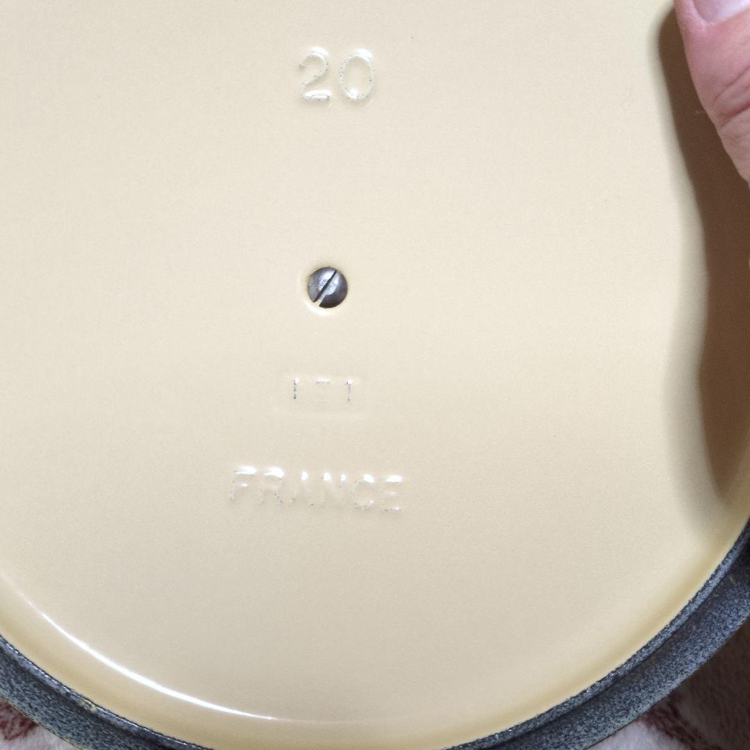 LE CREUSET 両手鍋 イエロー　20cm　正規品ふたスタンド付き